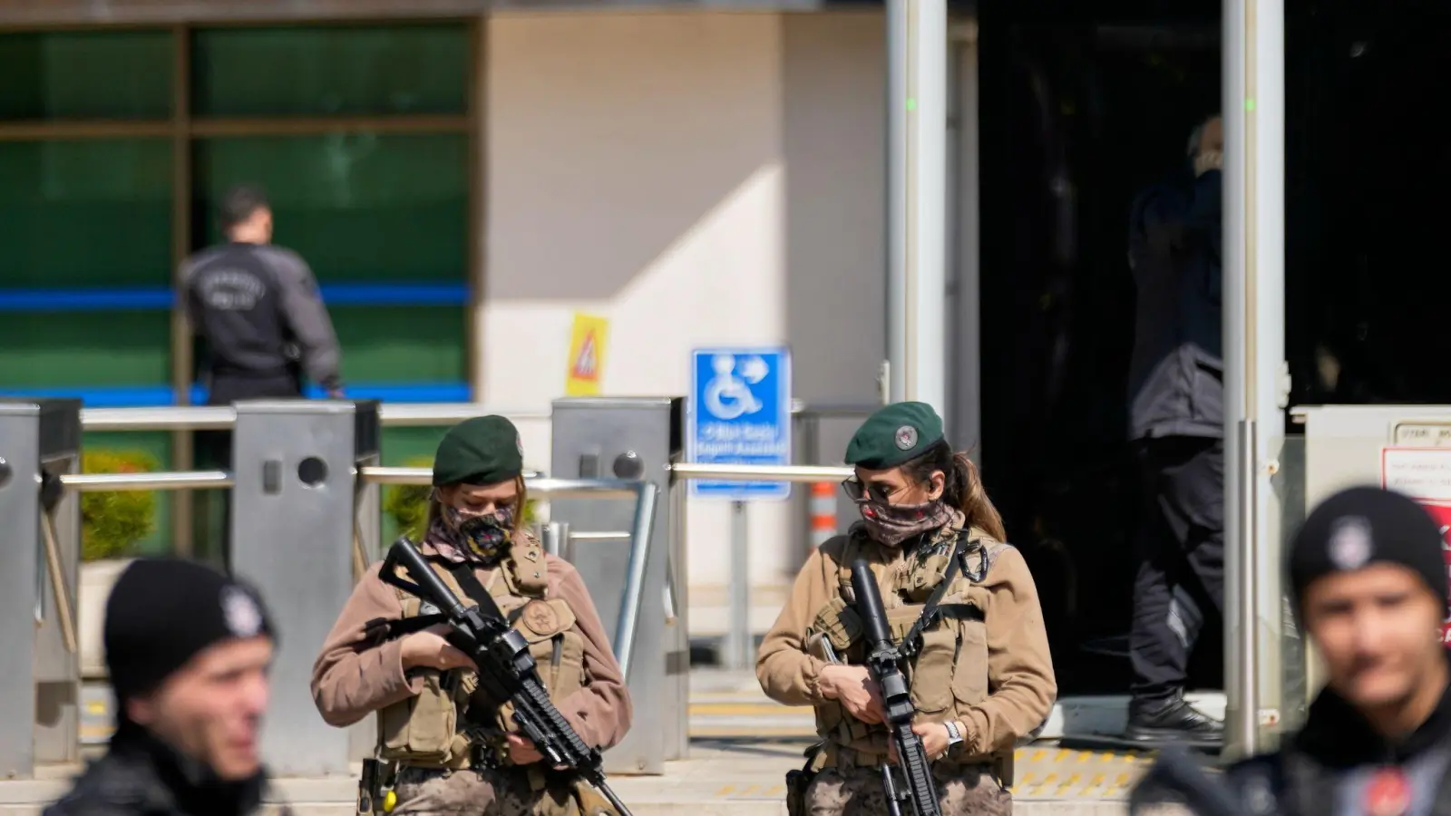 Angreifer und Polizei lieferten sich Schusswechsel (Foto: Khalil Hamra/AP/dpa)