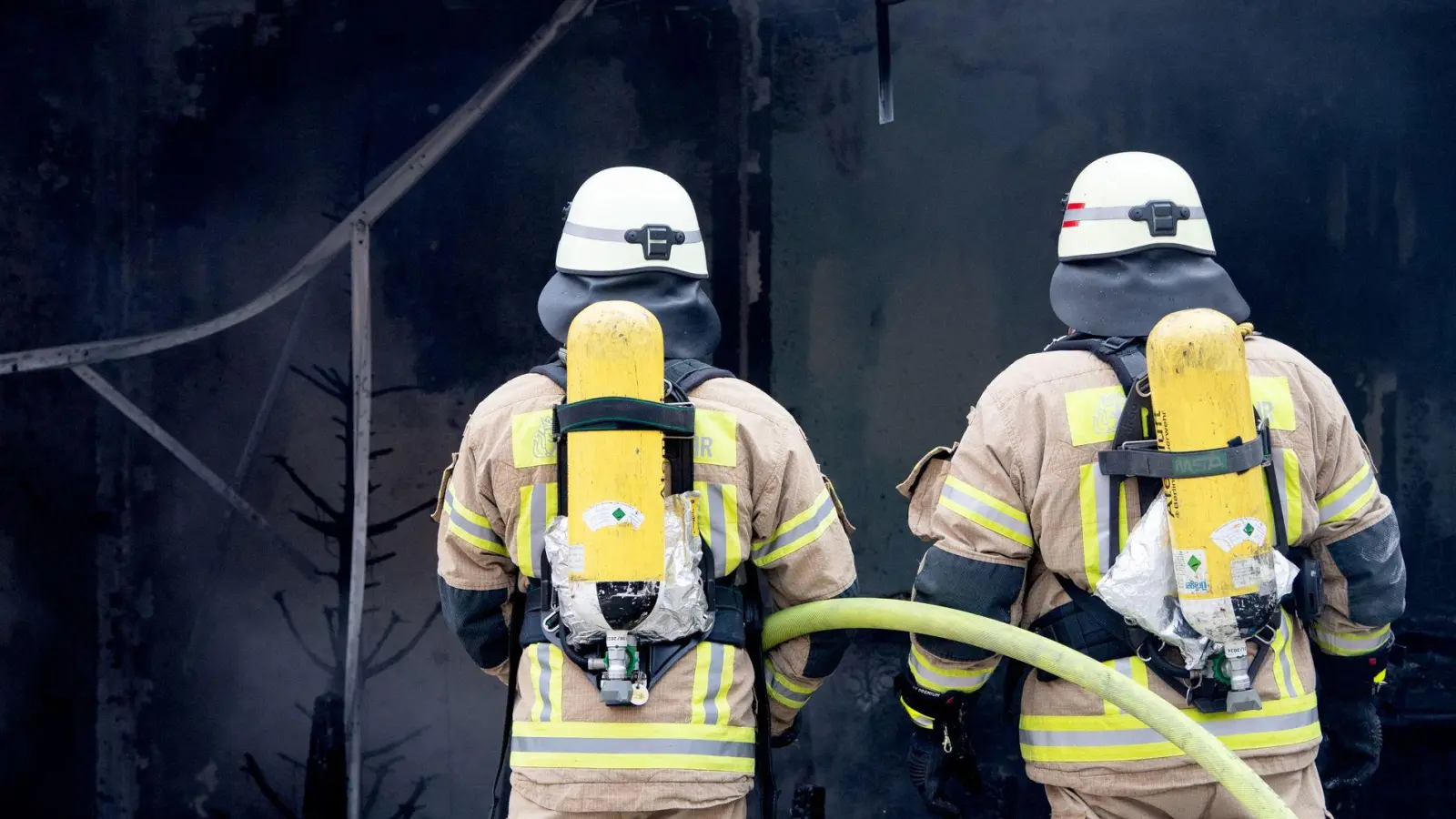 Damit es gar nicht erst zu einem Brand kommt - offenes Feuer nie unbeaufsichtigt lassen und Elektrogeräte nicht laden, während man schläft. (Foto: Zacharie Scheurer/dpa-tmn)