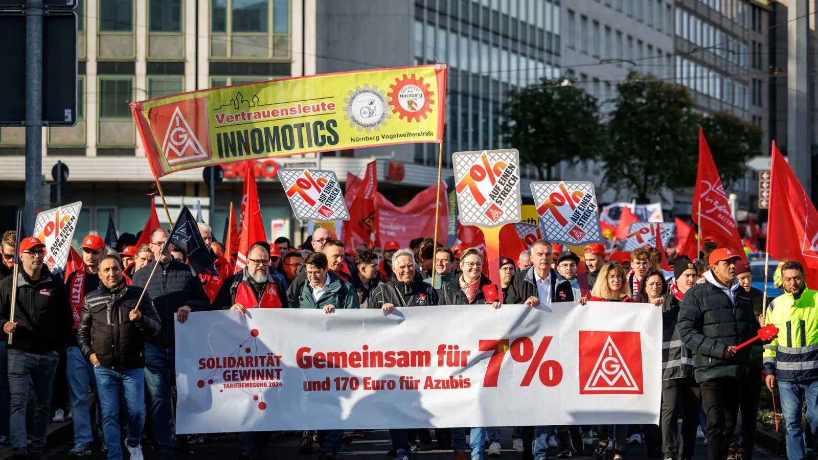 Die bayerischen Metall-Arbeitgeber bieten 3,6 Prozent mehr Lohn und Gehalt - allerdings mit langer Laufzeit und spätem Start. (Foto aktuell).  (Foto: Daniel Karmann/dpa)