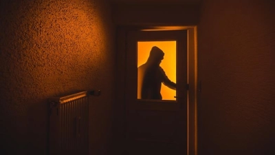 Unbekannte Personen sind in der Nacht auf Freitag in ein Haus in Ornbau eingebrochen. (Symbolbild: Nicolas Armer/dpa)