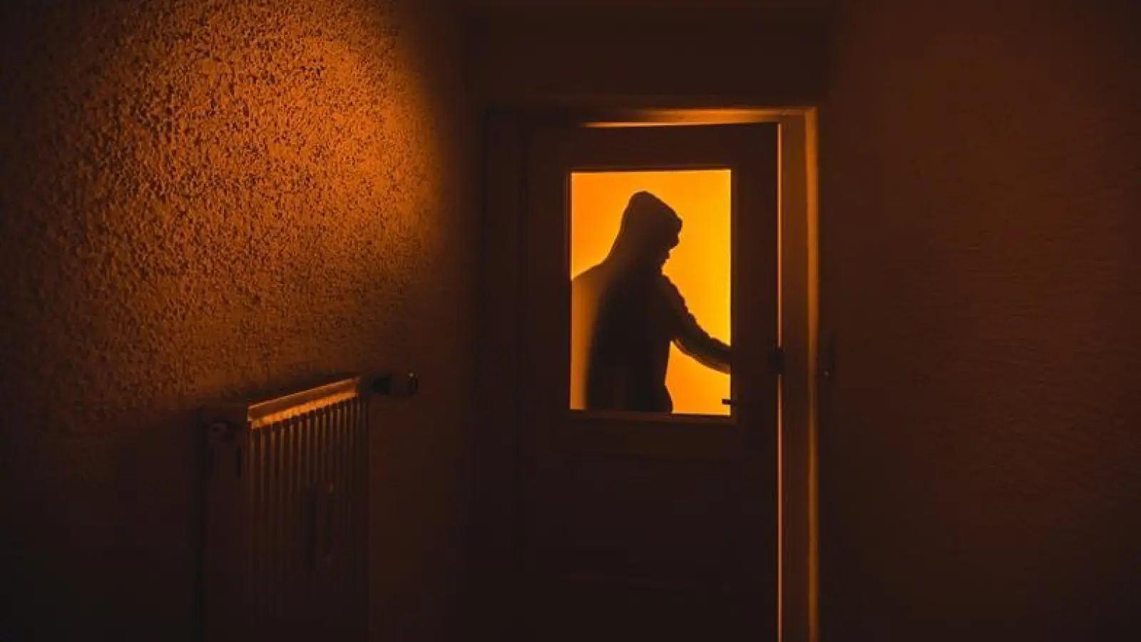 Unbekannte Personen sind in der Nacht auf Freitag in ein Haus in Ornbau eingebrochen. (Symbolbild: Nicolas Armer/dpa)