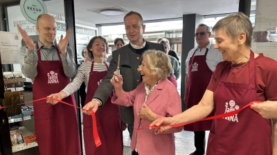Seit Dezember 2024 kann man bei Tante Anna einkaufen. Im April 2025 dann eröffnete der Bürgerladen offiziell: Lina Glatz schnitt das Band durch. (Archivbild: Florian Pöhlmann)