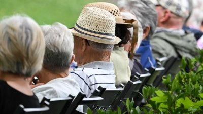 Rentnerinnen und Rentner können im kommenden Jahr mit einer ähnlichen Anhebung ihrer Bezüge rechnen wie in diesem. (Illustration) (Foto: Arne Dedert/dpa)