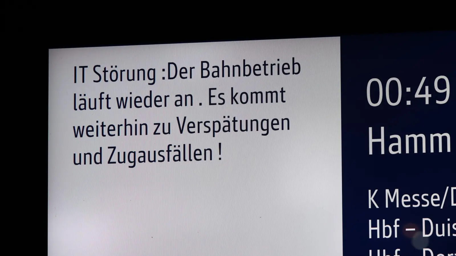 „Der Bahnbetrieb läuft wieder an“: Über diese Nachricht freuten sich Reisende in der Nacht.  (Foto: Rolf Vennenbernd/dpa)