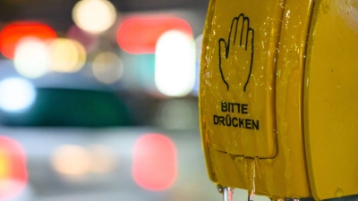 Ein vereister Tastschalter ist an einer Haltestelle in Brandenburg am frühen Morgen zu sehen. (Foto: Patrick Pleul/dpa)