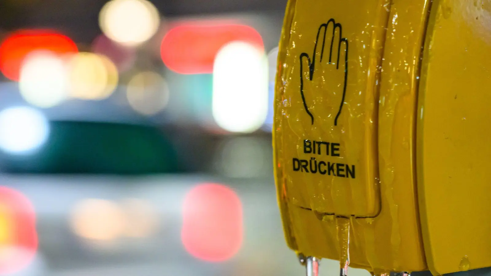 Ein vereister Tastschalter ist an einer Haltestelle in Brandenburg am frühen Morgen zu sehen. (Foto: Patrick Pleul/dpa)