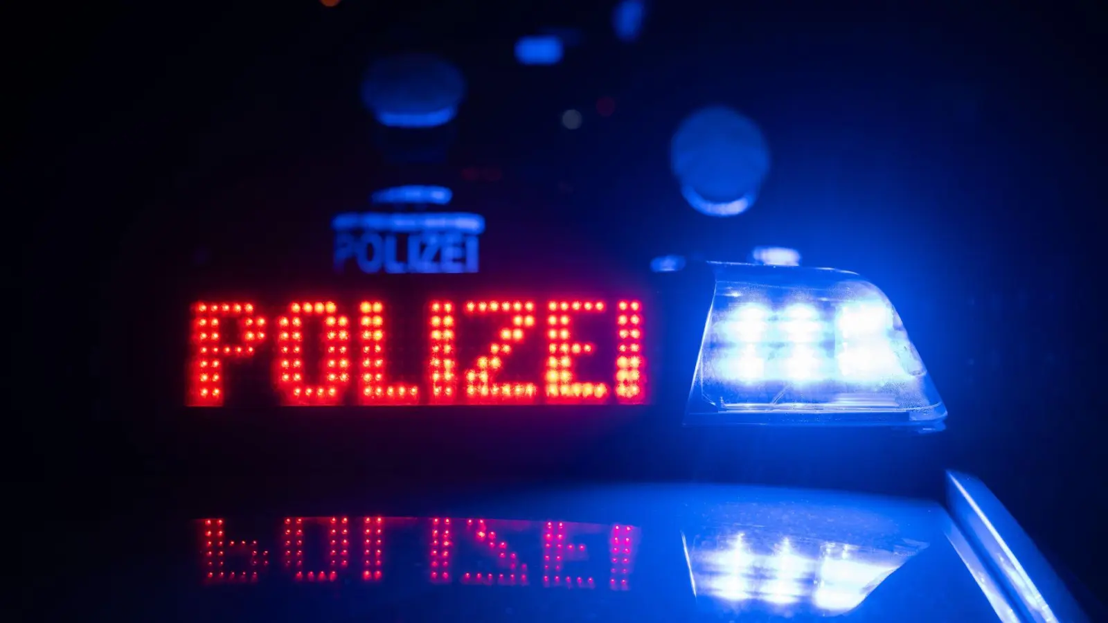 Ein 34-Jähriger soll vor einer Diskothek plötzlich versucht haben, eine Frau zu küssen und anzufassen. (Symbolbild) (Foto: Marijan Murat/dpa)