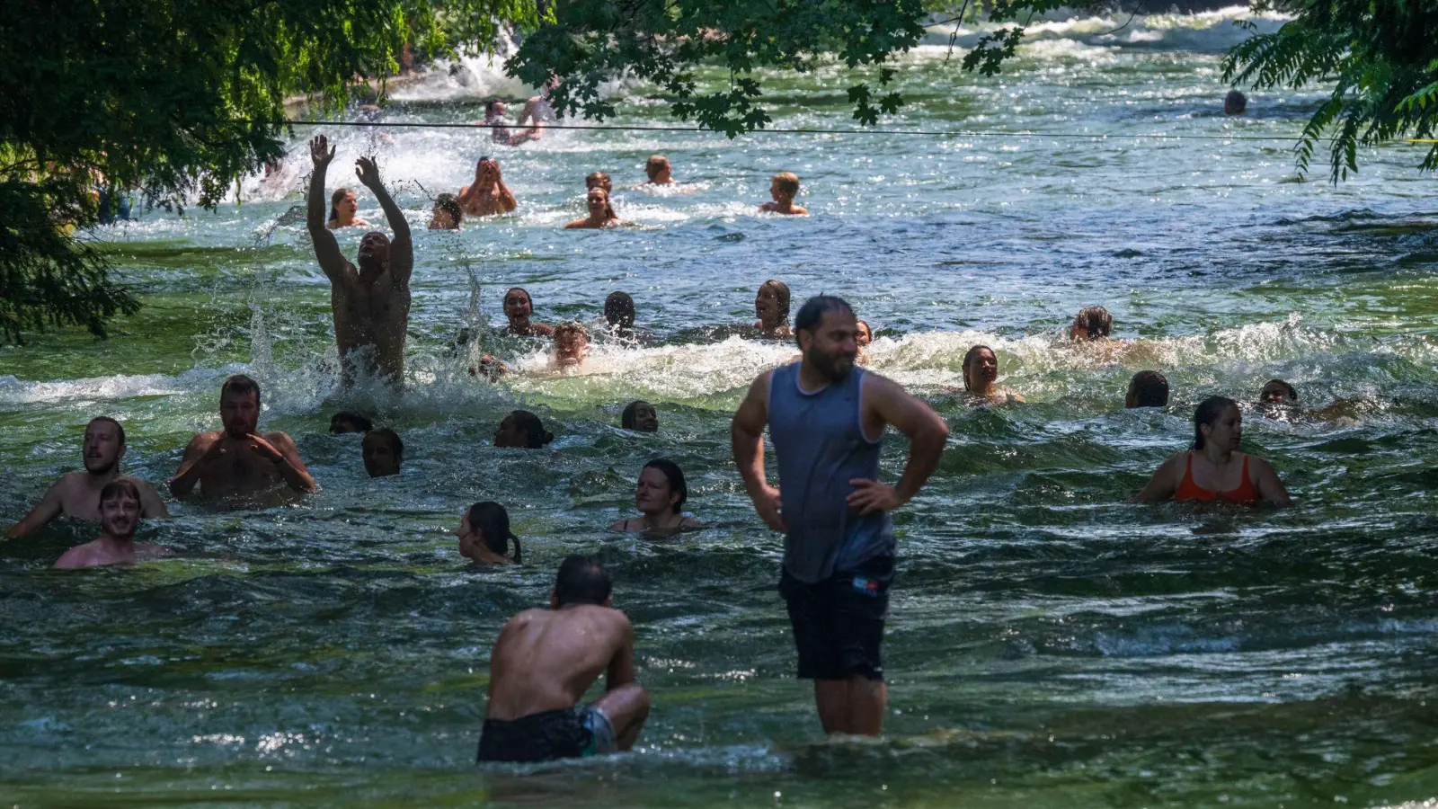 Der Eisbach mit seiner starken Strömung ist bei vielen Münchnern besonders an heißen Tagen zur Abkühlung beliebt. (Archivbild) (Foto: Peter Kneffel/dpa)