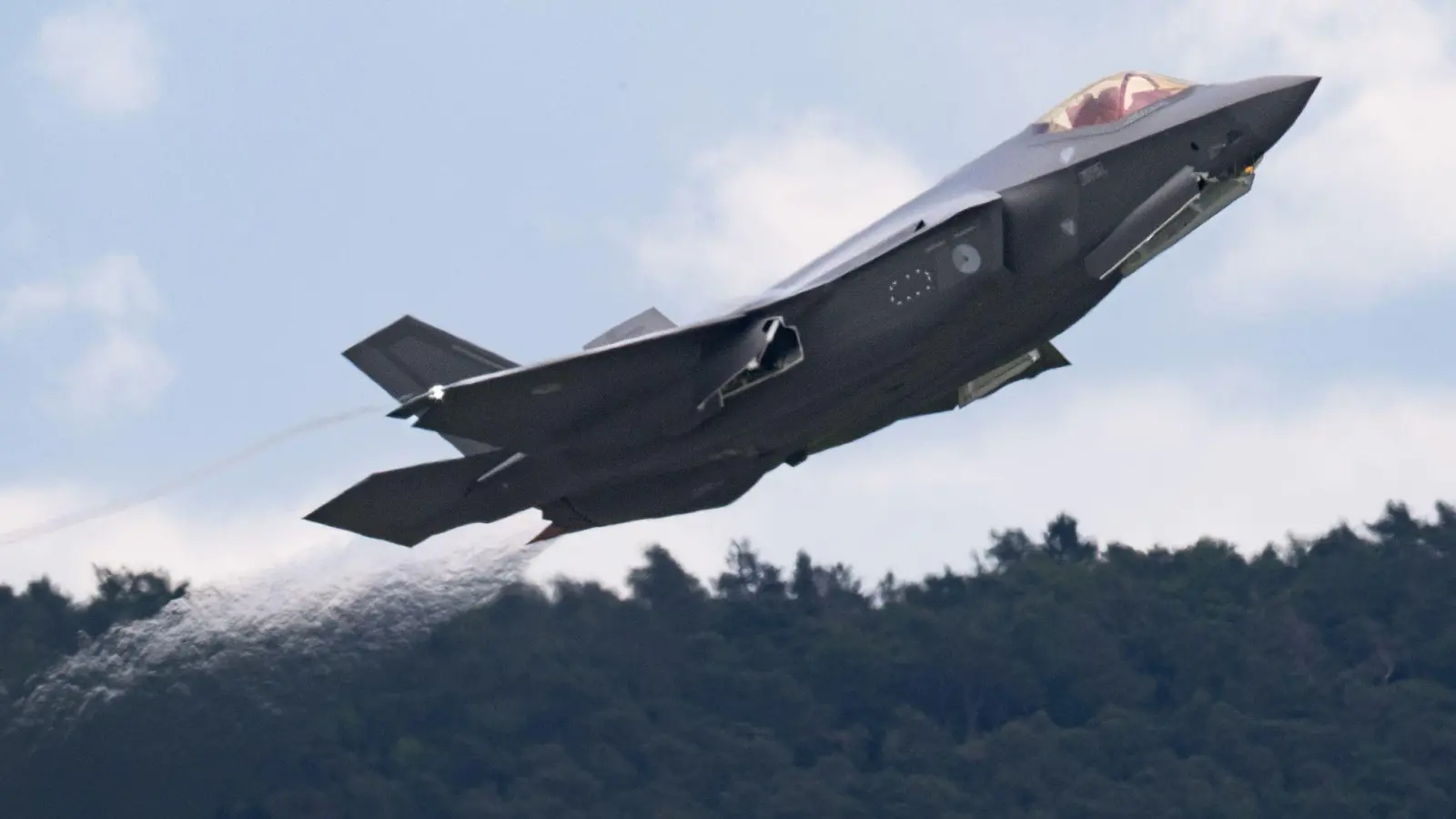 Ein Kampfjet vom Typ F-35 startet in Ramstein (Foto: Boris Roessler/dpa)