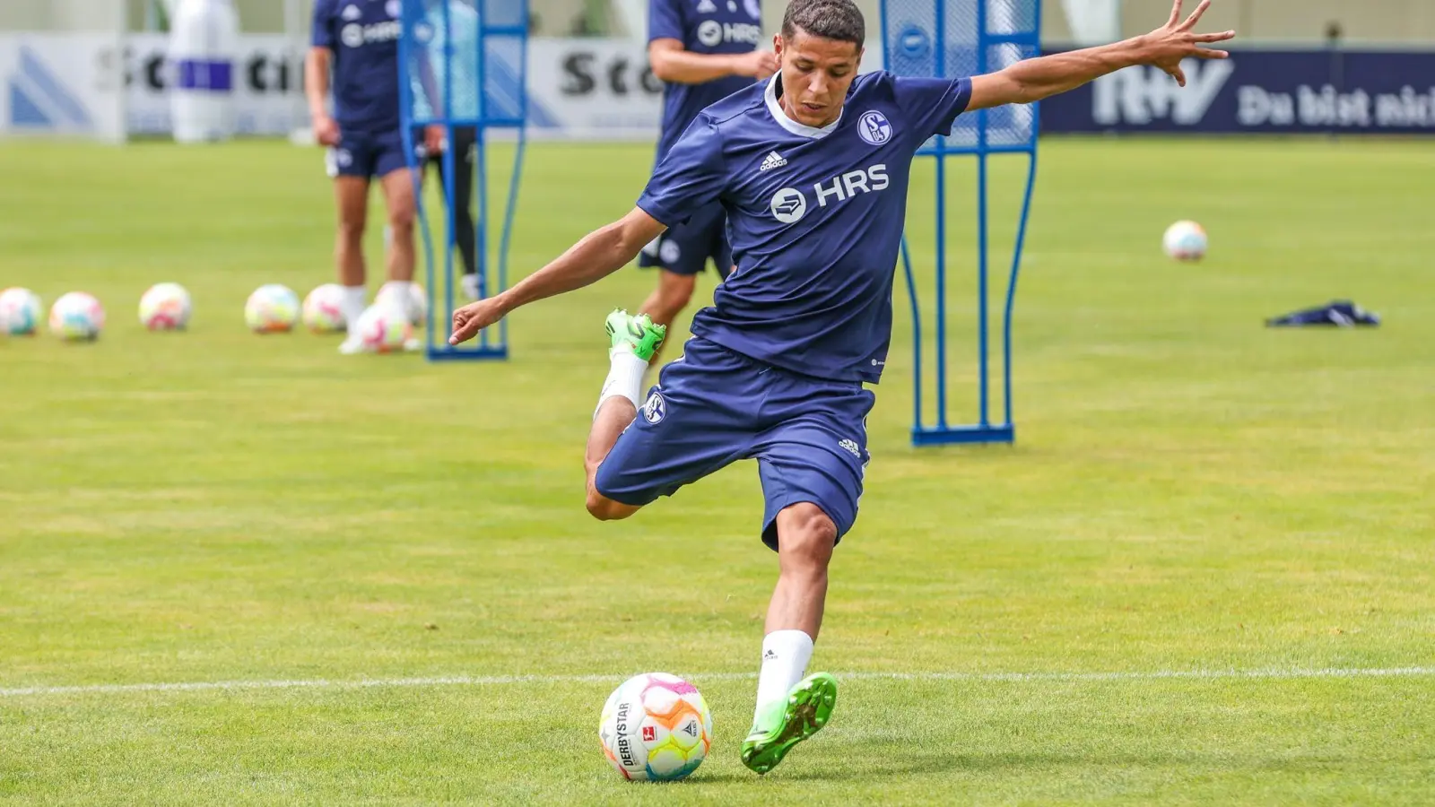 Besitzt beim FC Schalke 04 noch einen Vertrag bis 30. Juni 2024: Amine Harit. (Foto: Tim Rehbein/dpa)