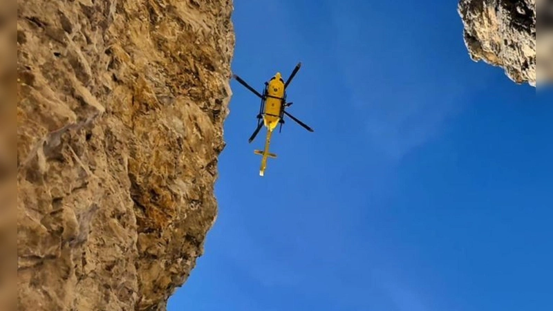 Ein Hubschrauber brachte den verletzten Kletterer aus dem unwegsamen Gelände. (Symbolbild) (Foto: -/Italienische Bergrettung/dpa)