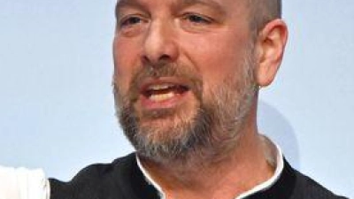 Der neue Fastenprediger Stephan Zinner liest der Polit-Prominenz die Leviten. (Foto: Peter Kneffel/dpa)