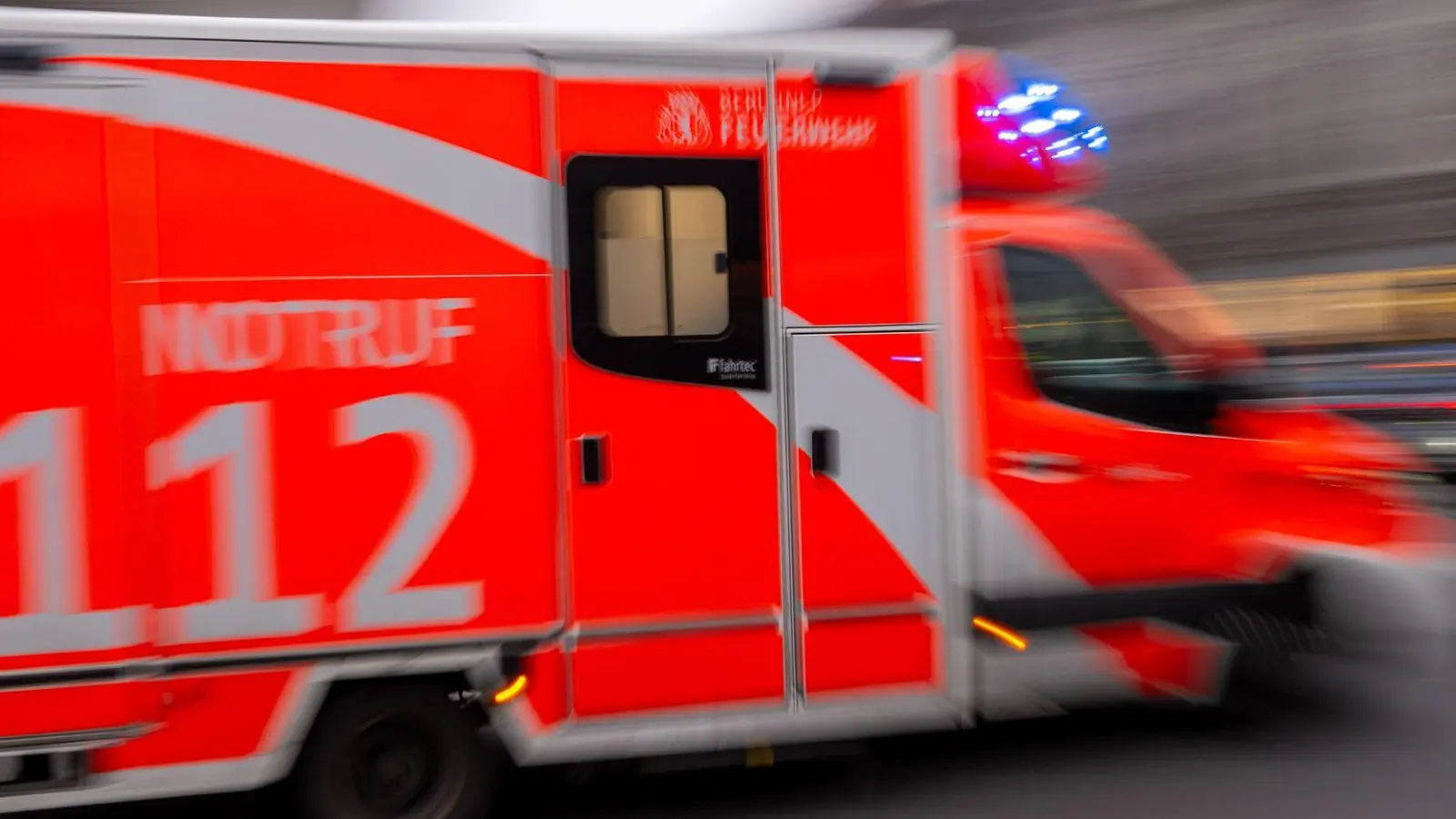 Der Rettungswagen brachte den verletzten Arbeiter ins Krankenhaus. (Symbolbild) (Foto: Monika Skolimowska/dpa)