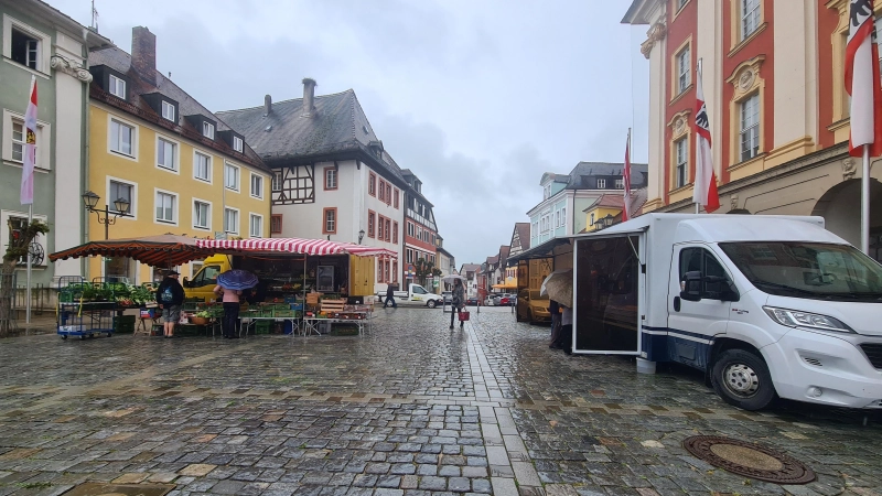 Zwei Stände halten auf dem Bad Windsheimer Wochenmarkt derzeit die Stellung. Das soll sich ändern. (Foto: Anna Franck)