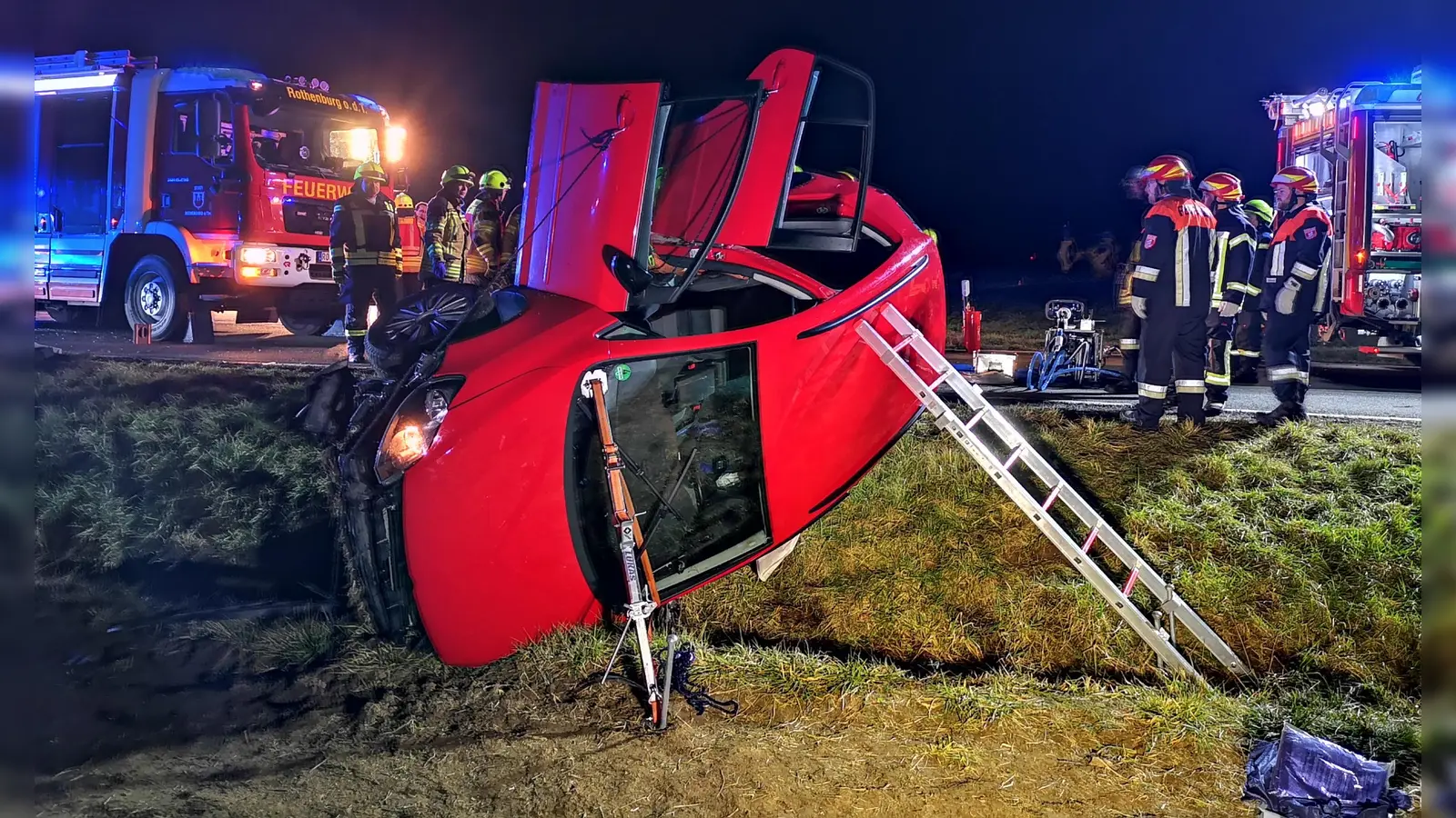 Zahlreiche Feuerwehrkräfte waren an der Kreuzung bei Schnepfendorf und Bettenfeld. (Foto: Jürgen Binder)