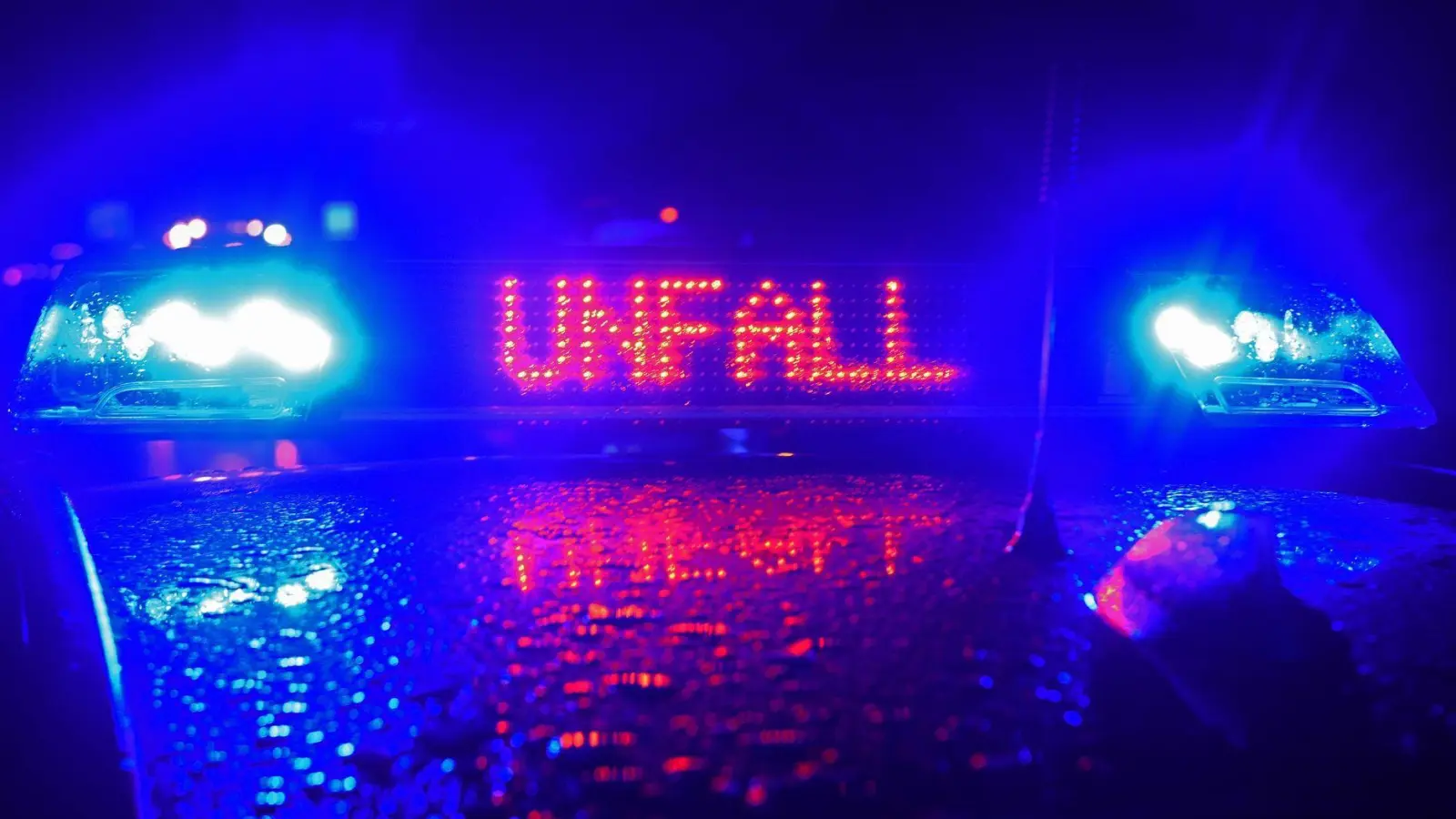 Die Polizei wurde zu einem Unfall gerufen, bei dem sich ein Pedelec-Fahrer am Kopf verletzte. (Foto: Stefan Puchner/dpa/Symbolbild)