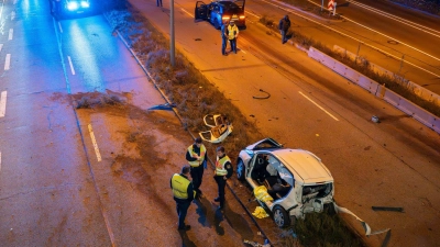Bei einem Unfall in München sind mehrere Personen verletzt worden. (Foto: Lars Halbauer/NEWS5/dpa)
