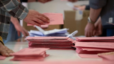 Wer per Briefwahl abstimmen will, hat dafür künftig weniger Zeit. (Archivbild) (Foto: Pia Bayer/dpa)