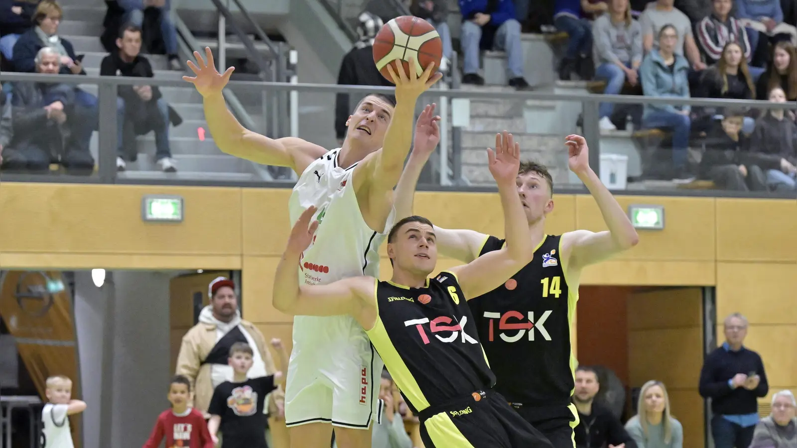In der vergangenen Saiosn unterlag David Kurpiela (in weiß) mit seinen Piranhas dem TSV Breitengüßbach (Mitte Timo Dippold, rechts Henning Nieslon) im Finale. Diesmal wollen die Ansbacher den Spieß umdrehen. (Foto: Martin Rügner)