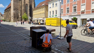 Seit Mittwoch steht die Sprühnebelanlage wieder auf dem Martin-Luther-Platz. Sie sorgt zumindest für etwas Abkühlung in der aufgeheizten Innenstadt. (Foto: Andrea Walke)