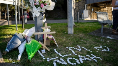 Mitschüler legten in der Nähe der Unglücksstelle Blumen nieder. (Foto: Bianca De Marchi/AAP/dpa)