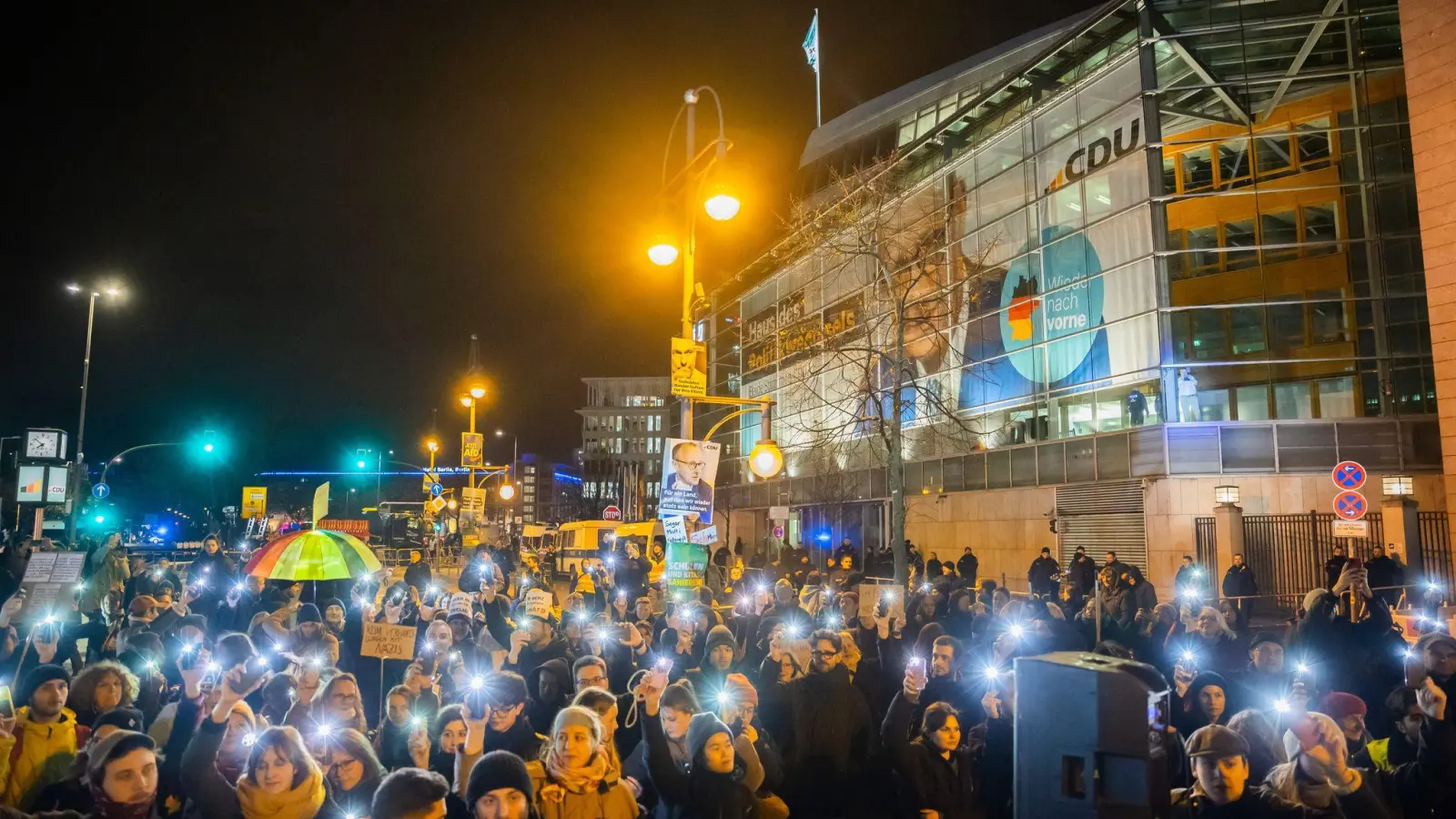 In mehreren Städten demonstrierten Tausende gegen eine Bundestagsabstimmung der Union mit der AfD. (Archivbild) (Foto: Christoph Soeder/dpa)