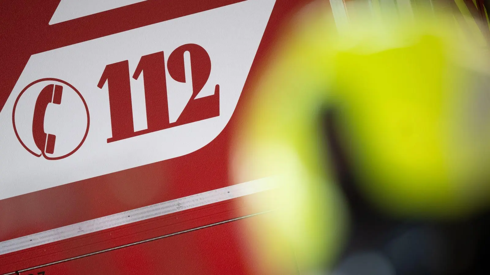 Einsatzkräfte der Feuerwehr sägen im Münchner Süden den Steg eines Gartenstuhls auf, um eine eingeklemmte Zweijährige unbeschadet zu befreien. (Symbolbild) (Foto: Sebastian Gollnow/dpa)