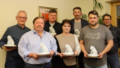 Mitteleschenbachs Bürgermeister Stefan Bußinger (rechts) verabschiedete fünf Gemeinderäte und eine Gemeinderätin (von links): Hermann Lang, Max Beyerlein, Stefan Maul, Beate Engelhardt, Ingo Wittmann und Maximilian Lederer. (Foto: Antonia Müller)