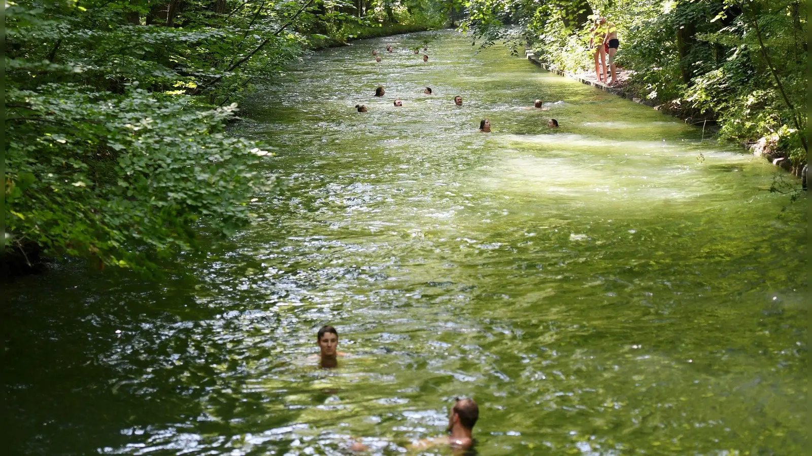 Ein Bad im Eisbach gilt als beliebte Abkühlung an heißen Tagen, ist aber verboten. Der Grund: Lebensgefahr. Nun wurde eine Leiche gefunden.  (Foto: Angelika Warmuth/dpa)