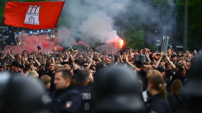 Hamburg will eine Beteiligung der Vereine an den Kosten für Polizeieinsätze bei Fußballspielen der Ersten und Zweiten Bundesliga prüfen. (Foto: ---/dpa)