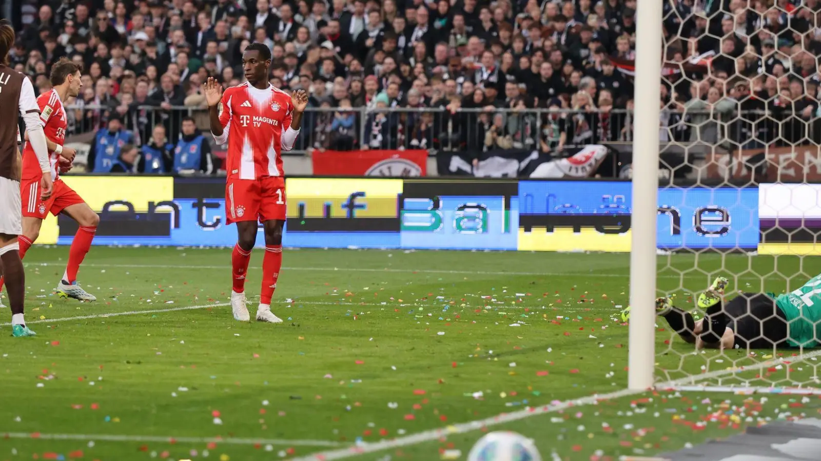 Das Rekordtor: Leon Goretzka (2.v.l.) schießt den 102. Bayern-Treffer in dieser Saison.  (Foto: Christian Charisius/dpa)
