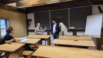 Nach dem Griff in die Lose-Box werden die Namen der Reihe nach notiert. Unser Foto zeigt (von links) Notarin Anja Schrader, Kinderlore Jule Wetsch, Philipp Kamm vom Festspiel-Vorstand sowie Martina Kotzschmar von der Geschäftsstelle. (Foto: Markus Weinzierl)