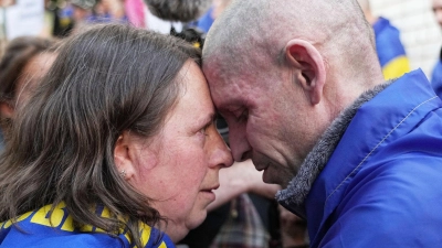 EIn Austausch von Gefangenen führt oft zu bewegenden Momenten - wie hier zwischen einem Ukrainer und seiner Frau in der Region Tschernihiw.  (Foto: Efrem Lukatsky/AP/dpa)
