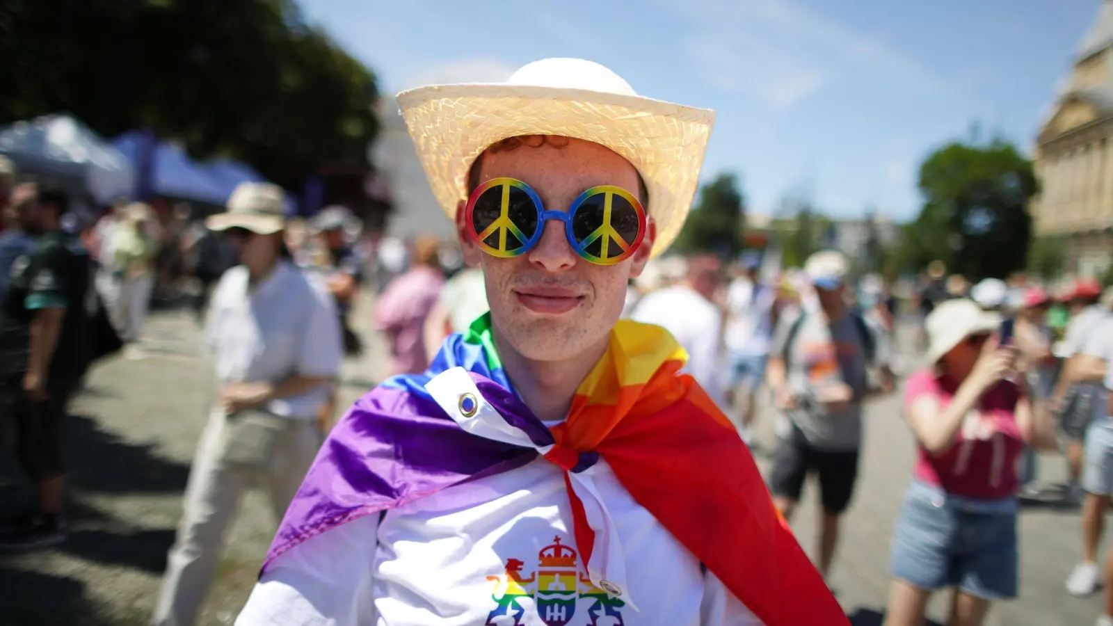 Trotz eines Verbots der Orban-Regierung versammeln sich tausende Menschen zur Budapester Pride. (Foto: Rudolf Karancsi/AP/dpa)