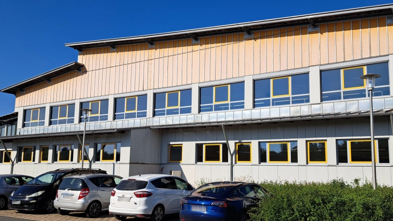 Über die Jahre ist eine verbaute Dachsituation in der Sporthalle des Theresien-Gymnasiums entstanden. Diese soll im Zuge der Sanierung aufgelöst werden. Der Vorteil: Die bis dahin technischen Anlagen müssen nicht ersetzt werden, wodurch Kosten gespart werden. (Foto: Florian Schwab)