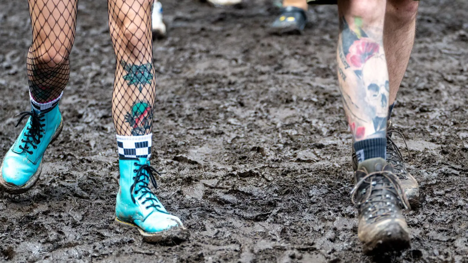 Matsch verschmierte Schuhe waren an dem Wochenende unvermeidlich. (Foto: Leonie Asendorpf/dpa)