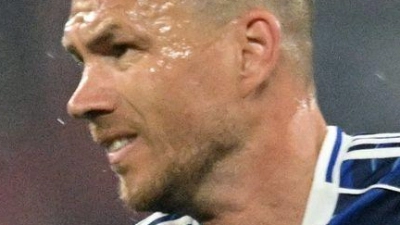 Edin Dzeko soll auch in der Bundesliga für Schalke stürmen. (Archivbild) (Foto: Bernd Thissen/dpa)
