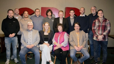 Die Bewerberinnen und Bewerber (hintere Reihe, von links): Manuel Reuter, Oliver Köhler, Marc Leprich, Markus Reuter, Michael Kuch, Fabian Neidlein, Maximilian Maier, Johannes Kohr, Hans Zink und Sascha Meichsner sowie (vordere Reihe, von links) Thomas Bausch, Anna Hofmann, Margit Kuch und Claus Jotz. Es fehlen Frederick Treu, Julian Ott und Martina Seibald.<br> (Foto: Wählergemeinschaft/Lisa Wiesinger)