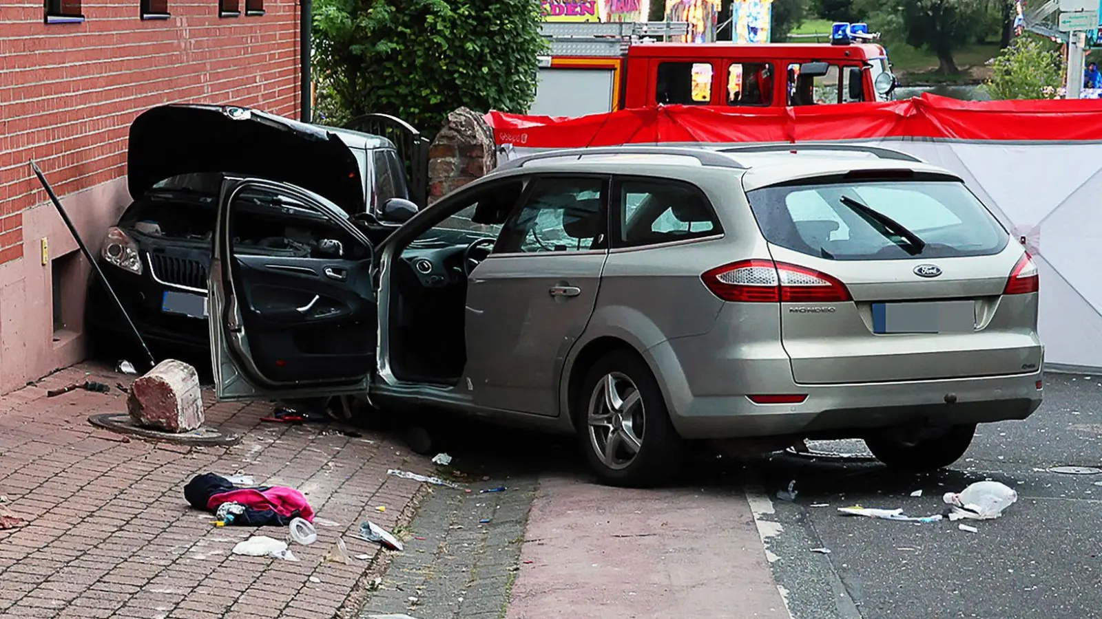 Wurde das Auto absichtlich in die Gruppe gesteuert oder handelte es sich um einen Unfall? (Foto: Ralf Hettler/dpa)