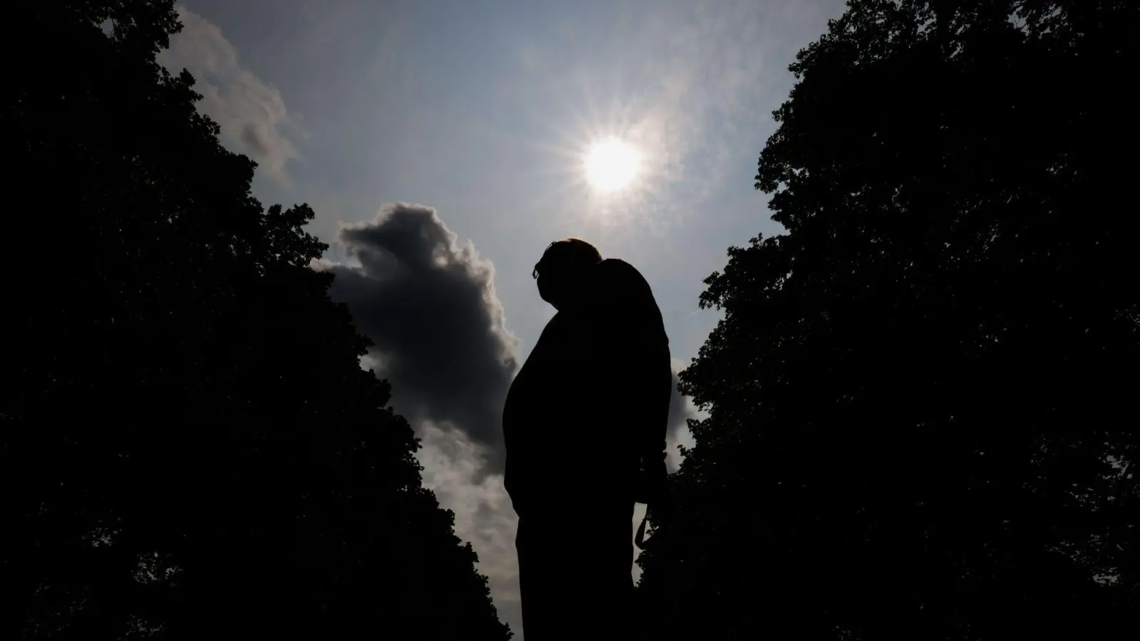 Dem RKI zufolge wird typischerweise ab einer Wochenmitteltemperatur von 20 Grad ein hitzebedingter Anstieg der Sterblichkeit sichtbar. (Symbolbild) (Foto: Julian Stratenschulte/dpa)