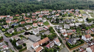Bei dem Hochwasser 2024 waren viele Straßen in Offingen überschwemmt worden. (Archivbild) (Foto: Stefan Puchner/dpa/dpa-tmn)