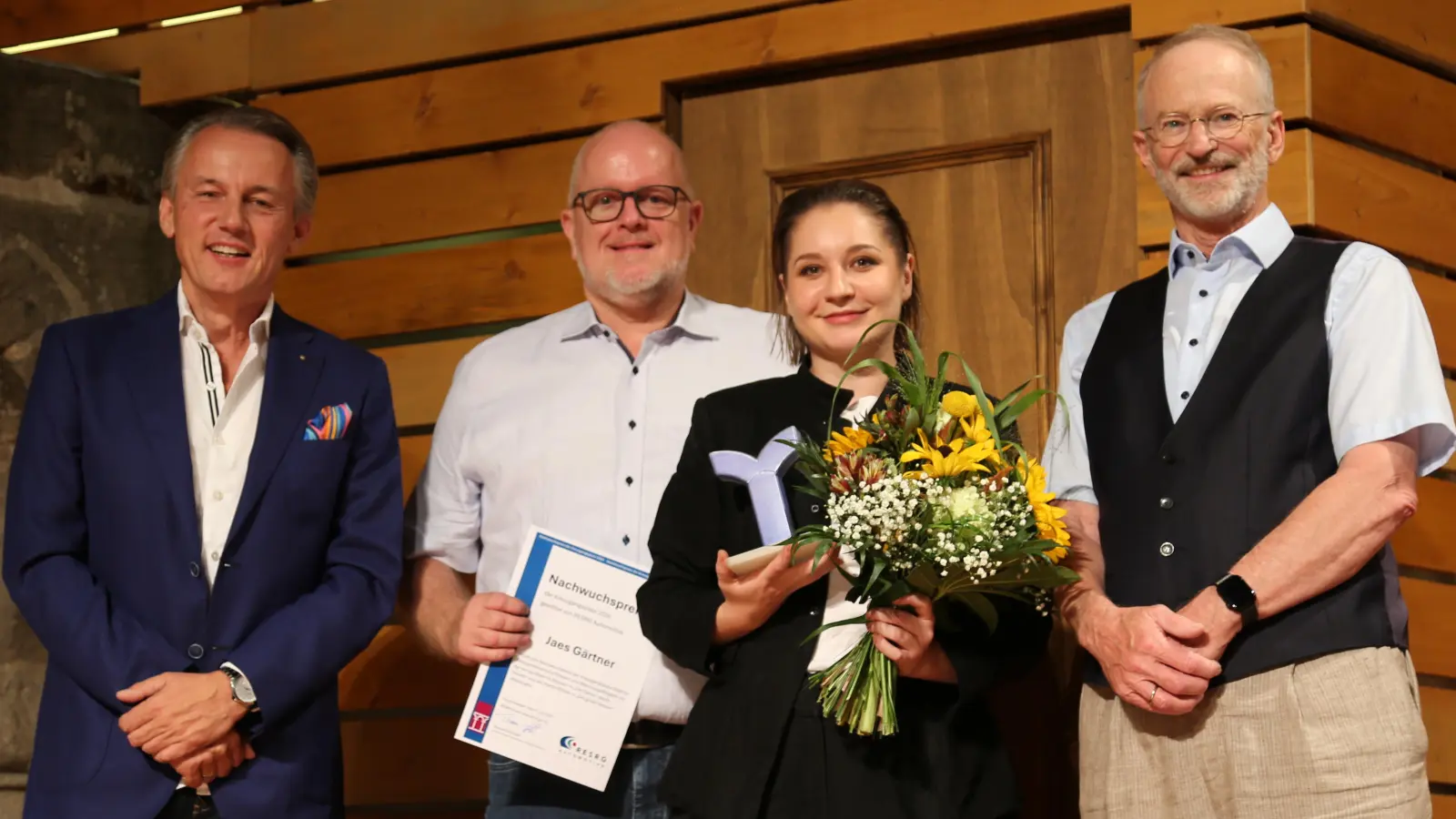 Klaus Seeger, Thomas Schoppik, Johannes Kaetzler (von links) mit Preisträgerin Jaes Gärtner. (Foto: Martina Kramer)