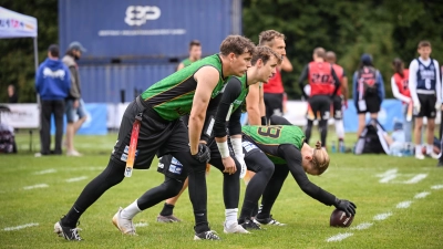 Die Aufstellung der Offensive mit Jakob Bauereiß (gebückt mit der Hand am Spielgerät), der den Spielzug mit dem Snap zum Quarterback beginnt. (Foto: Helen Haniel)