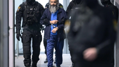 Der Angeklagte Taleb al-Abdulmohsen wird vor Beginn des zweiten Prozesstages in den Gerichtssaal geführt.  (Foto: Hendrik Schmidt/dpa)