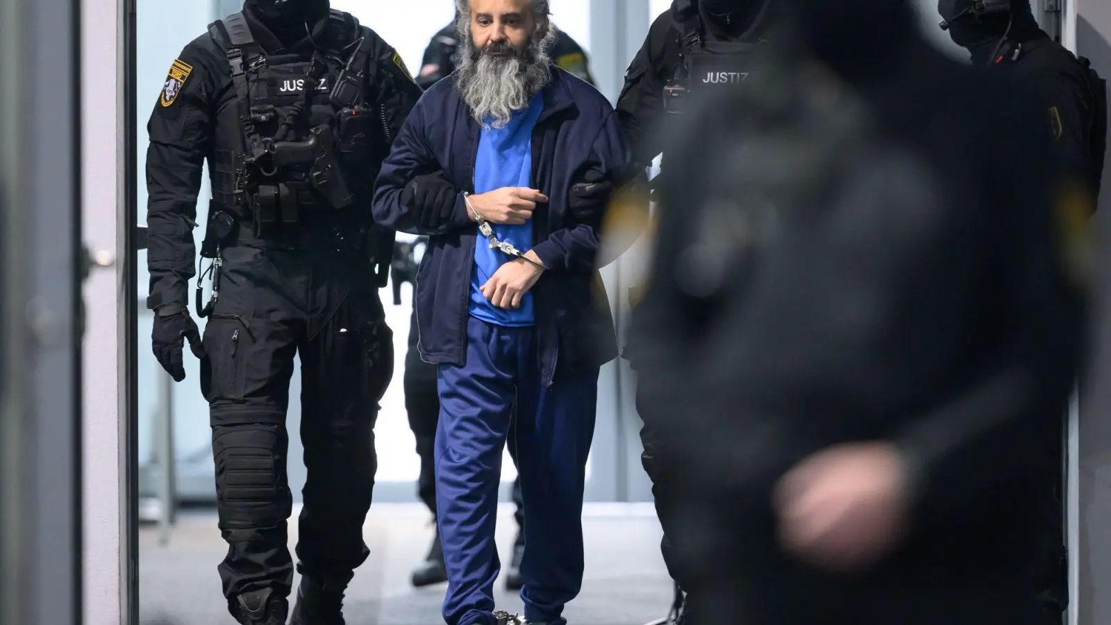 Der Angeklagte Taleb al-Abdulmohsen wird vor Beginn des zweiten Prozesstages in den Gerichtssaal geführt.  (Foto: Hendrik Schmidt/dpa)