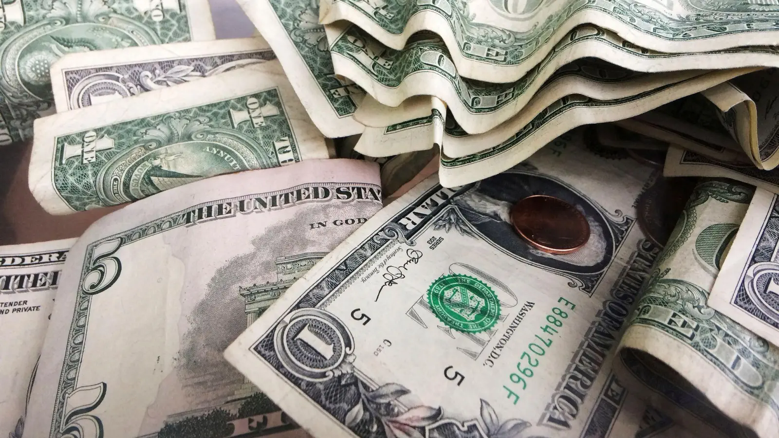 Die Inflation in den USA steigt erst einmal nicht. (Symbolbild)  (Foto: Mark Lennihan/AP/dpa)