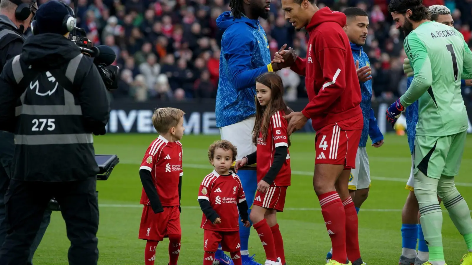 Bewegende Momente: Diogo Jotas Kinder, Dinis und Duarte, begleiten die Liverpool-Profis aufs Spielfeld. (Foto: Ian Hodgson/AP/dpa)