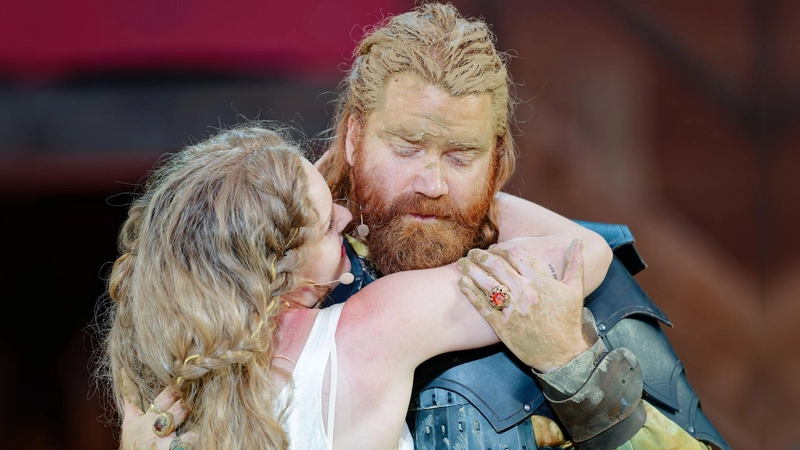 Maria Dragus (Kriemhild) und Aram Tafreshain (Etzel) stehen noch bis 2. August auf der Bühne. (Archivbild) (Foto: Uwe Anspach/dpa)