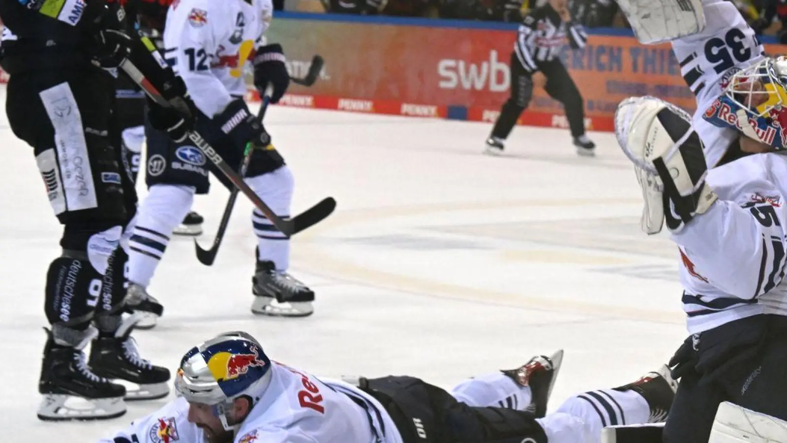 Das Aus im Playoff-Halbfinale gegen Bremerhaven beendete eine ohnehin durchwachsene Saison des Münchner Star-Ensembles. (Foto: Carmen Jaspersen/dpa)