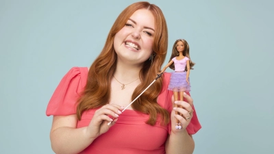 Barbie gibt es nun auch mit einer Sehbehinderung - hier zu sehen mit Lucy Edwards, einer blinden Rundfunksprecherin und Behindertenaktivistin. (Foto: Mattel/PA Media/dpa)